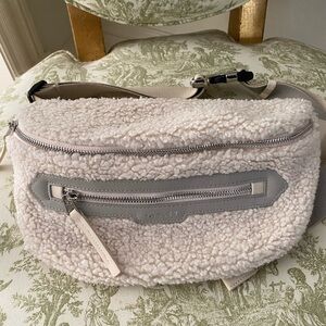 Varley Cream Sherpa kansa belt bag, crossbody travel bag fanny pack messenger